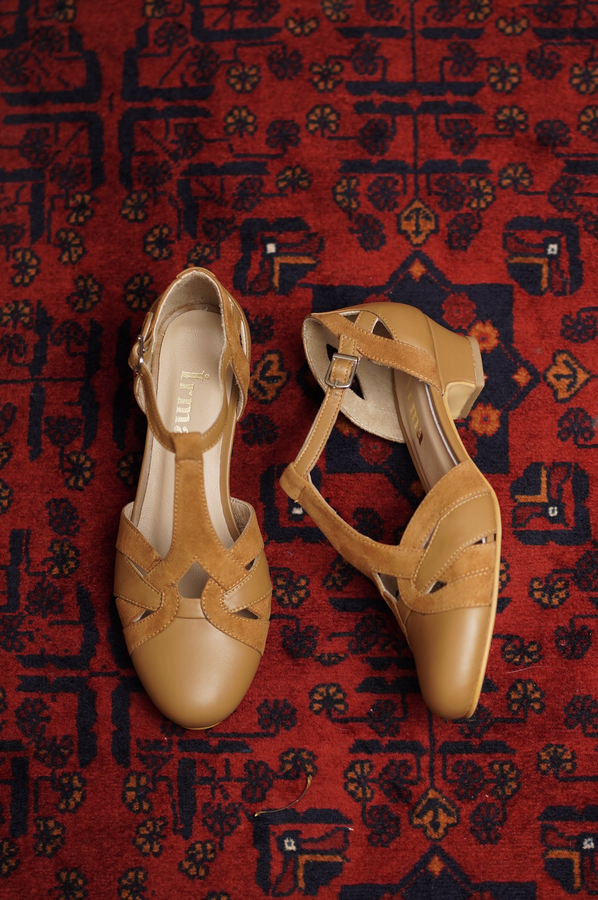 Camel & Cognac Leather T-Strap Mary Jane Shoes for Women – Vintage Retro Low Heel Closed Toe Pumps - Berlin2